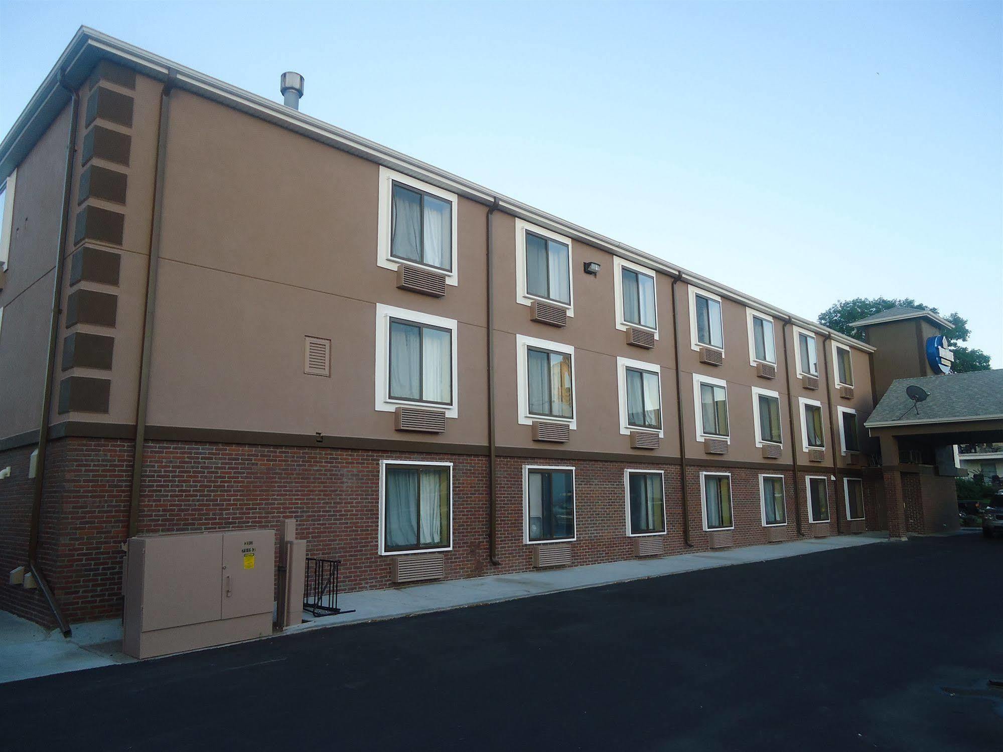 Townhouse Extended Stay Hotel Downtown Lincoln Exterior photo